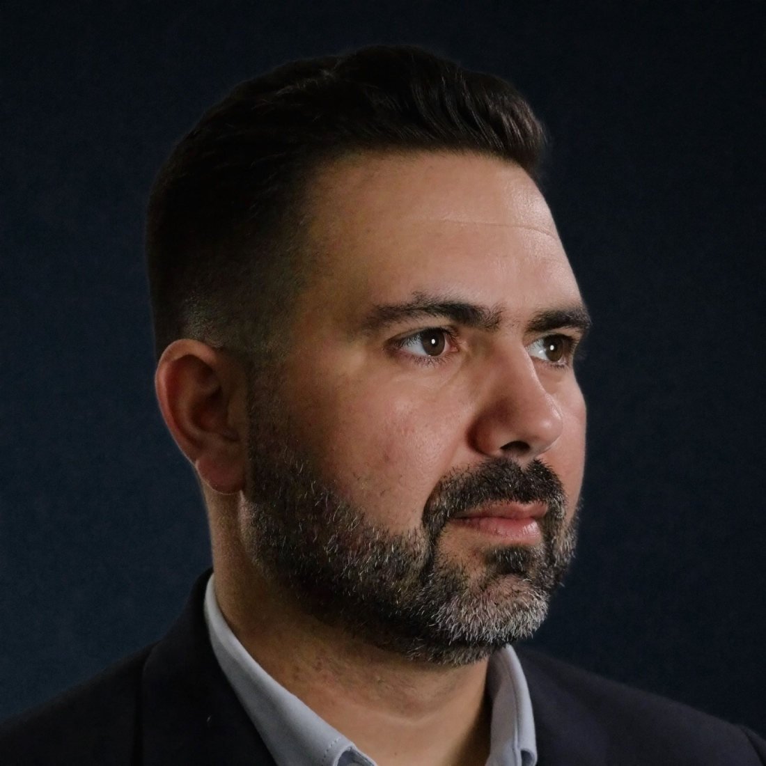 Retrato de estúdio de João Encarnação, de perfil a três quartos